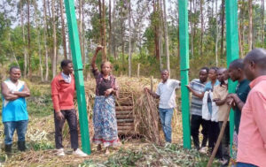 Explication d’une étape par une femme à Katana/Kabare