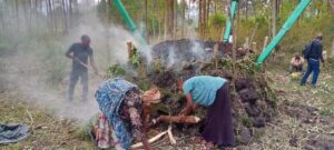 Meule rectangulaire améliorée avec cheminée métallique lors d’allumage par les femmes