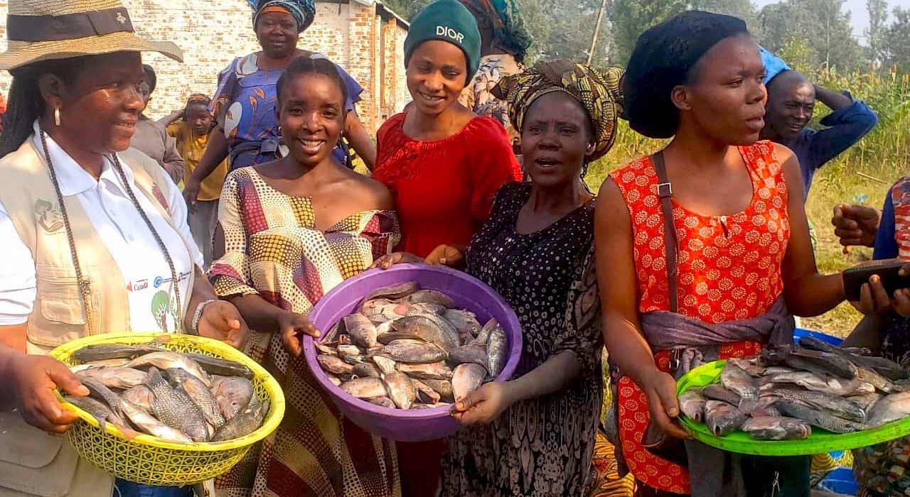 Pêche de poissons Tilapia par des femmes de Katana en territoire de Kabare