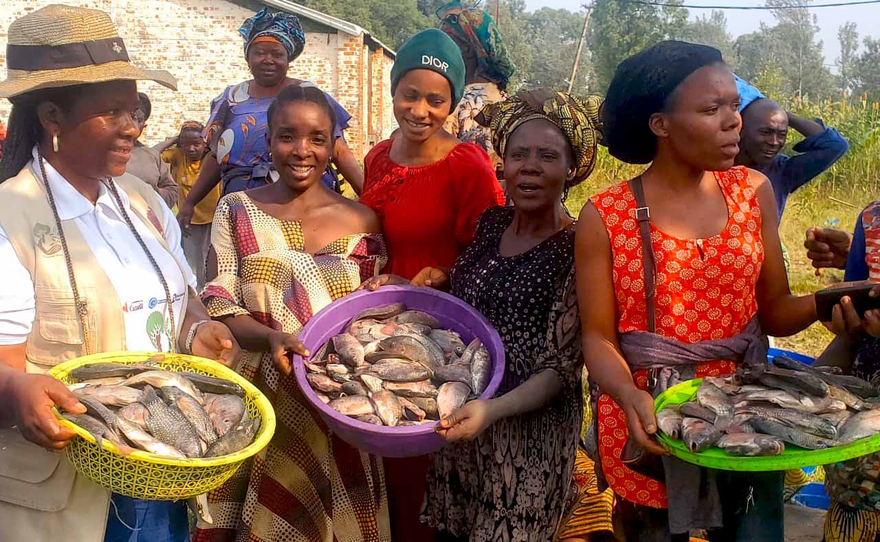 Pêche de poissons Tilapia par des femmes de Katana en territoire de Kabare